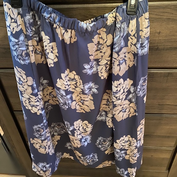 Floral skirt from the Gap 🌼 - Picture 3 of 3